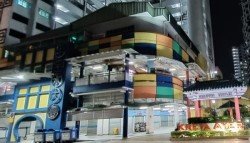 牛车水综合大楼  (Chinatown Complex)。