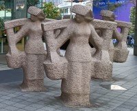 Samsui Women Statues in front of The Singapore City Gallery.