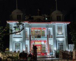 第一座历史建筑在 Cantonment Rd 的 The Pinacle@Duxton 过后。
