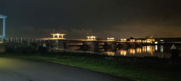 Turn right at the Marina Barrage Bridge and Dam.