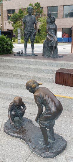 Makan Angin sculptures by Lim Soo Ngee in 2014.