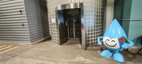 Marina Barrage lift.