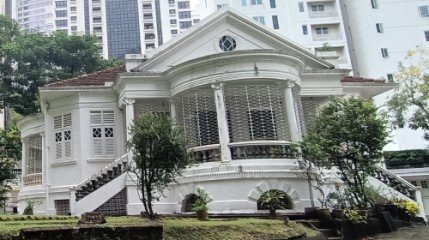Heritage Looking Building at 9 Claymore Rd.