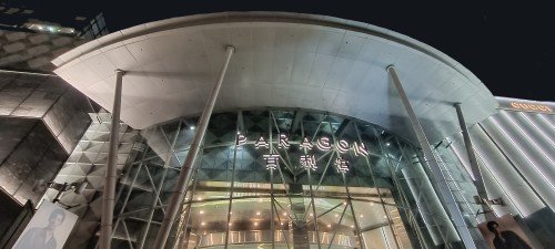 Paragon Mall at 290 Orchard Rd.