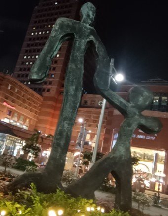 Sculpture by Sun Yu-li outside Paragon Mall.