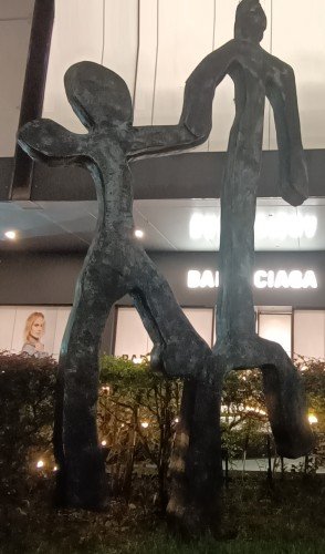 Sculpture by Sun Yu-li outside Paragon Mall.