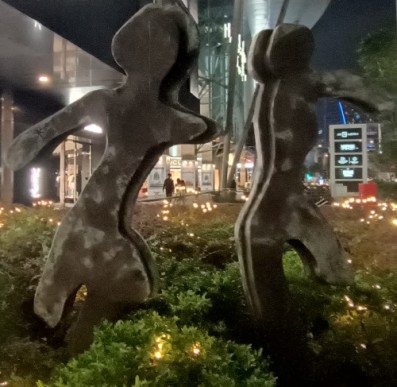 Sculpture by Sun Yu-li outside Paragon Mall.
