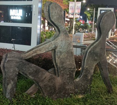 Sculpture by Sun Yu-li outside Paragon Mall.