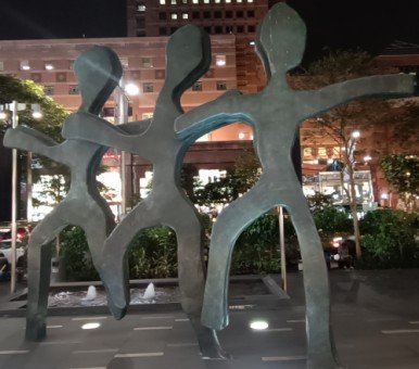 Sculpture by Sun Yu-li outside Paragon Mall.