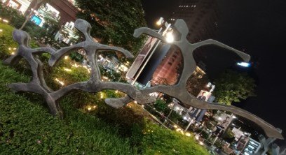 Sculpture by Sun Yu-li outside Paragon Mall.