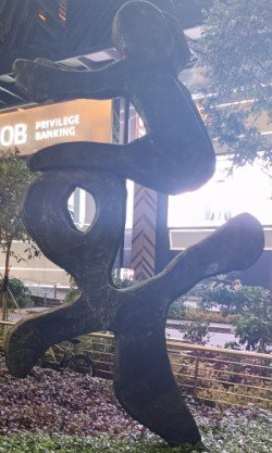 Sculpture by Sun Yu-li outside Paragon Mall.