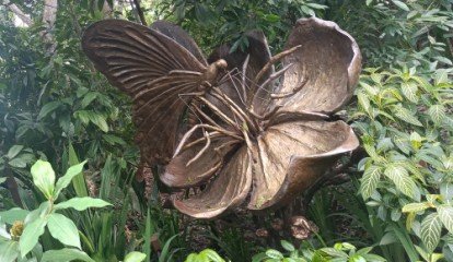 雅各巴拉斯儿童花园中,Eng Siak Loy 和 Weng Ziyan 创作的玫瑰蝴蝶雕塑,描绘了一只普通玫瑰蝴蝶在欣赏一朵普通仙都朵花。