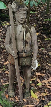 民族植物学花园中由不知名雕塑家创作的雕塑。