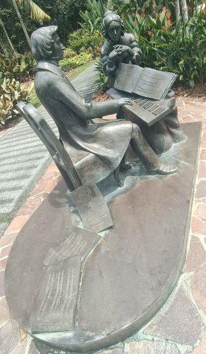 卡罗尔·巴迪纳 (Karol Badyna) 的《肖邦俯瞰交响乐舞台 (Chopin Overlooking the Symphony Stage)》。