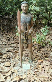 民族植物园中艾琳·托 (Aileen Toh) 所著的《狩猎采集者》。