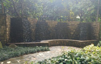 疗养花园的瀑布。