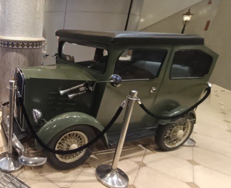 Antique Car in Food Opera at B4 of ION Orchard.