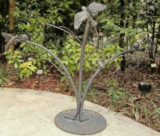 蔡文基创作的互动鸟类。