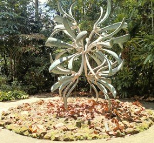 詹姆斯·瑟尔斯 (James Surls) 的《五十翼》 (Fifty Wings) 位于 Rain Forest 雨林的东南入口处。