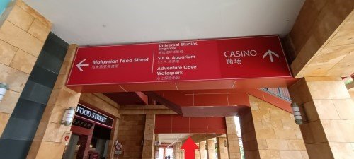 按照路标前往环球影城。