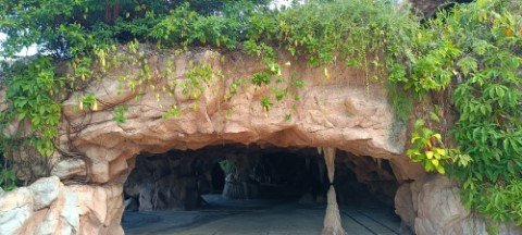 洞穴隧道出口。