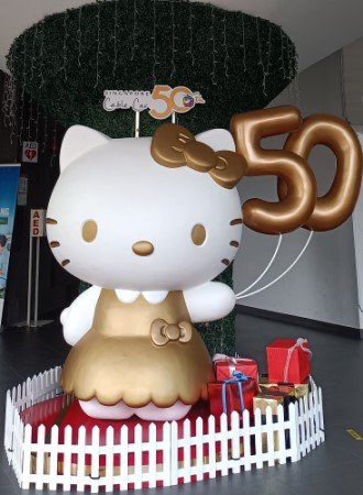 新加坡缆车入口处摆放 Hello Kitty,庆祝新加坡缆车 50 周年。