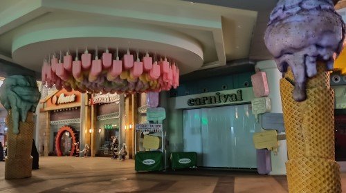 嘉年华的冰淇淋柱和天花板。