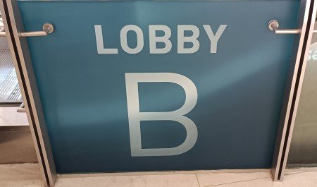 乘坐最近的自动扶梯(Lobby B)前往三楼的空中公园。