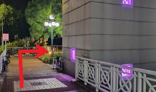 走过圣淘沙双子塔,在自行车道尽头右转。