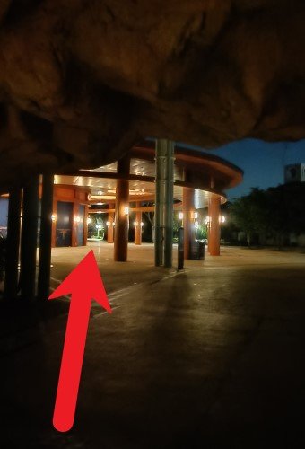 走出洞穴隧道,朝左边的建筑物走去。