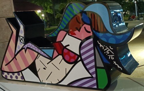 名胜世界站附近的比基尼女士。