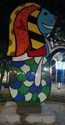 名胜世界站附近的鱼尾狮。