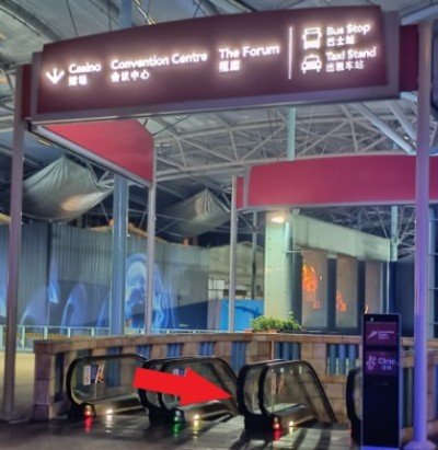 乘自动扶梯走下去。