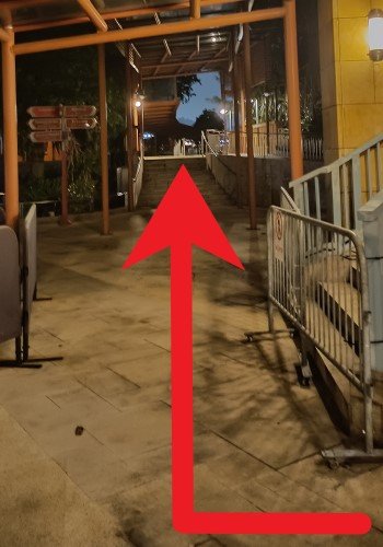 当您看到右侧的楼梯时,右转进入有顶棚的走道,然后步行至海滨。