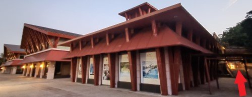 返回有盖走道。