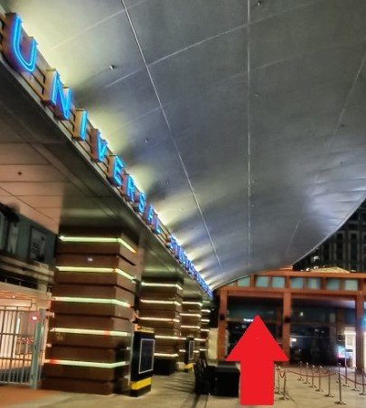 环球影城的遮蔽入口到遮蔽走道。