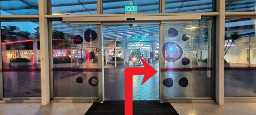 穿过出口。右转,步行到有遮蔽的走道。