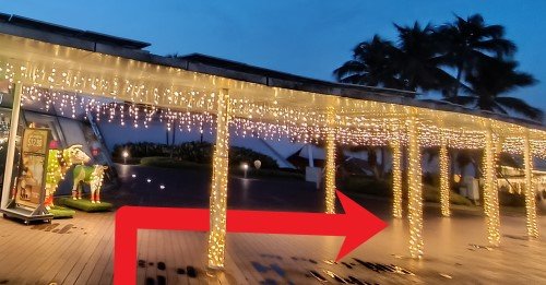 在有遮蔽的步道处右转,然后沿着有遮蔽的步道行走。