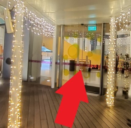 走进大楼,右侧有大食代和圣淘沙捷运怡丰城站。