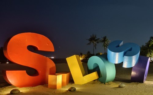 3D Siloso Beach sign.