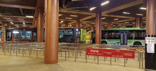 在名胜世界巴士站下车。