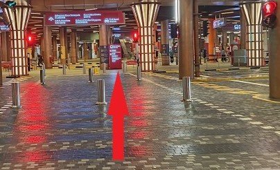 过红绿灯即可到达巴士站。