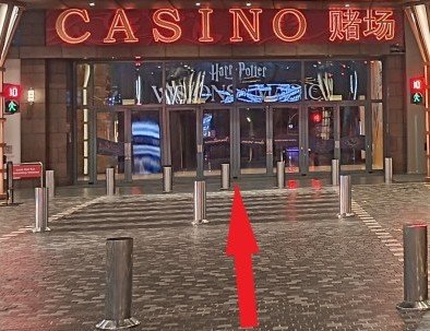 过了交通灯后,您将到达名胜世界的入口,进入大楼。